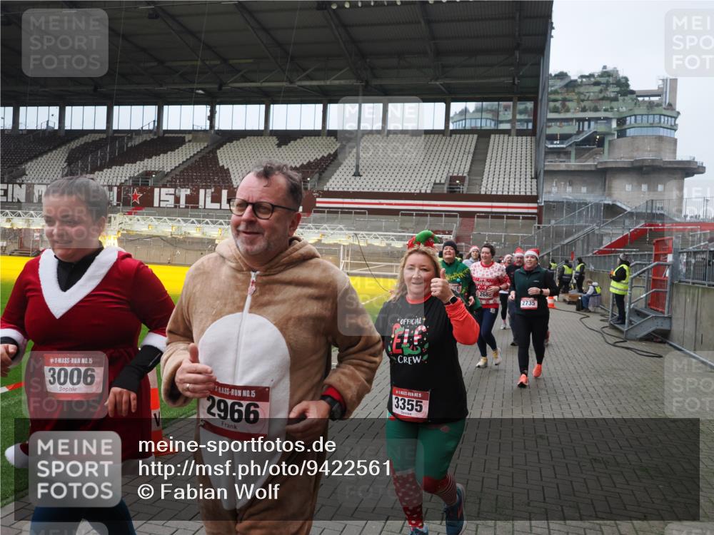 07.12.2025 - St. Pauli X-Mass-Run No. 15 Fabian Wolf http://msf.ph/oto/9422561 07.12.2025 11:53:12 Ziel 104, 524, 1238, 1239, 1289, 1290, 1803, 2685, 2735, 2966, 3006, 3355, 3356, 3749, 3750, 4248 meine-sportfotos.de