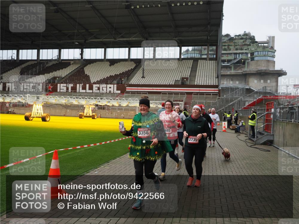 07.12.2025 - St. Pauli X-Mass-Run No. 15 Fabian Wolf http://msf.ph/oto/9422566 07.12.2025 11:53:14 Ziel 104, 524, 1238, 1239, 1289, 1290, 1803, 2685, 2735, 2966, 3006, 3355, 3356, 3749, 3750, 4248 meine-sportfotos.de