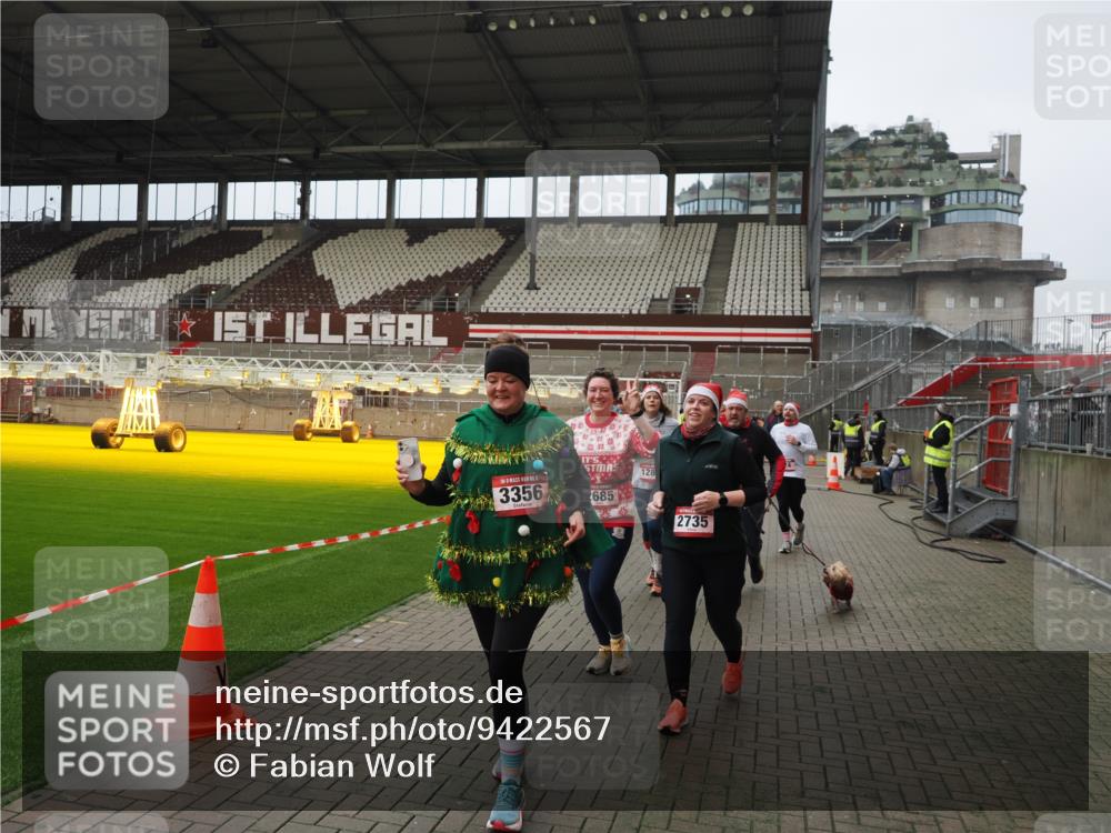 07.12.2025 - St. Pauli X-Mass-Run No. 15 Fabian Wolf http://msf.ph/oto/9422567 07.12.2025 11:53:14 Ziel 104, 524, 1238, 1239, 1289, 1290, 1803, 2685, 2735, 2966, 3006, 3355, 3356, 3749, 3750, 4248 meine-sportfotos.de