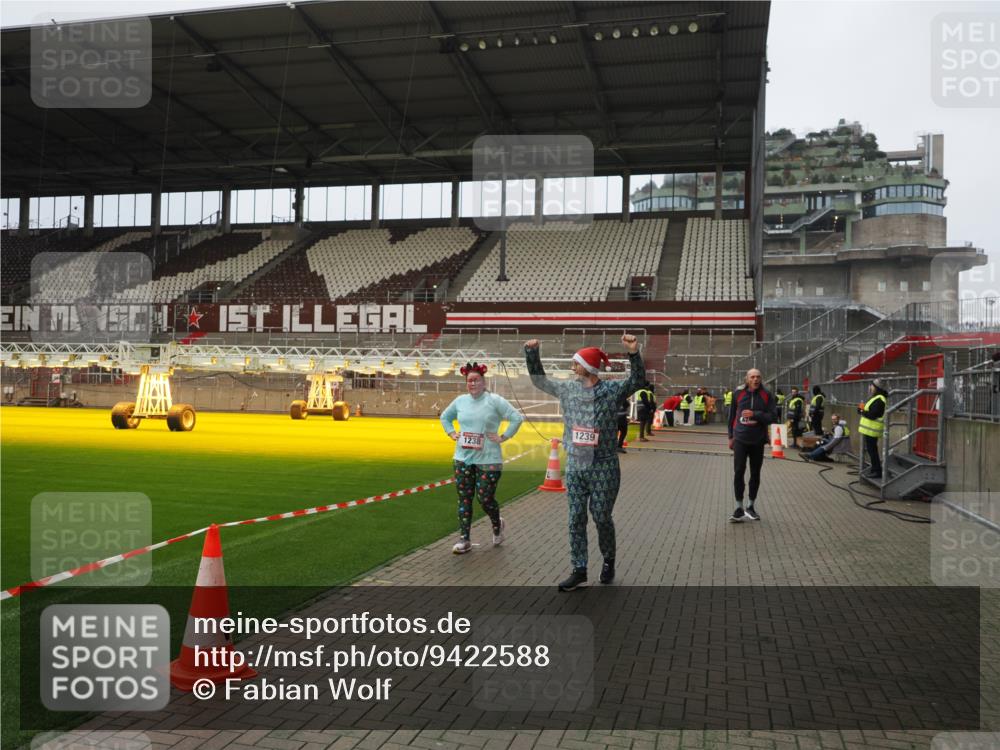 07.12.2025 - St. Pauli X-Mass-Run No. 15 Fabian Wolf http://msf.ph/oto/9422588 07.12.2025 11:53:20 Ziel 104, 524, 1238, 1239, 1289, 1290, 2685, 2735, 2966, 3006, 3355, 3356, 4248 meine-sportfotos.de