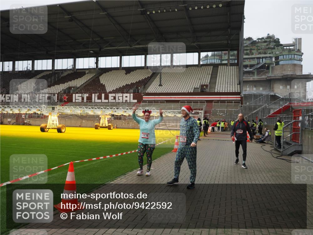 07.12.2025 - St. Pauli X-Mass-Run No. 15 Fabian Wolf http://msf.ph/oto/9422592 07.12.2025 11:53:21 Ziel 104, 524, 1238, 1239, 1289, 1290, 2685, 2735, 2966, 3355, 3356, 4248 meine-sportfotos.de