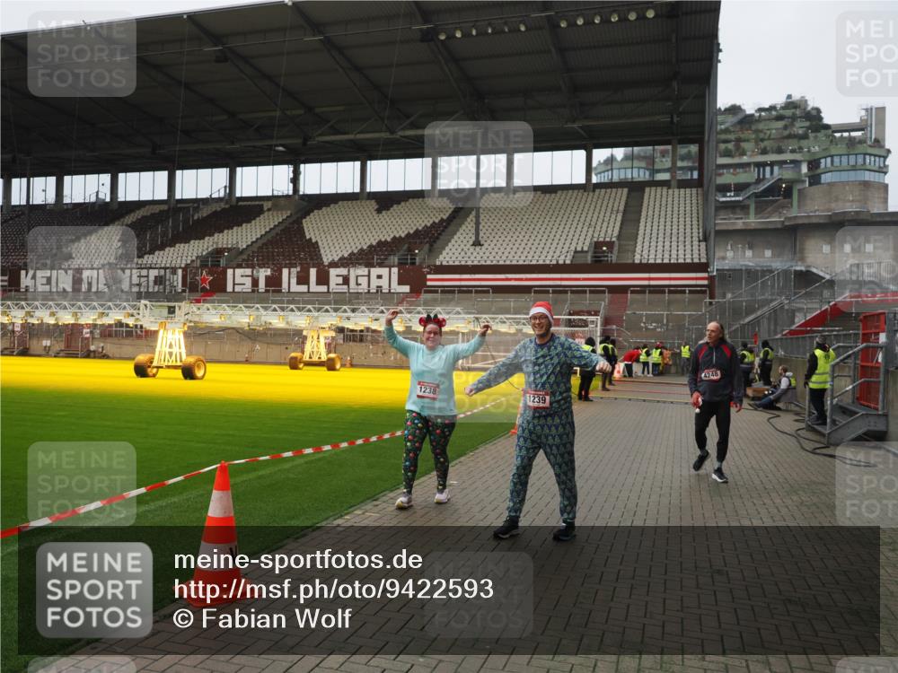 07.12.2025 - St. Pauli X-Mass-Run No. 15 Fabian Wolf http://msf.ph/oto/9422593 07.12.2025 11:53:21 Ziel 104, 524, 1238, 1239, 1289, 1290, 2685, 2735, 2966, 3355, 3356, 4248 meine-sportfotos.de