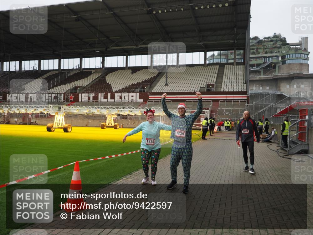 07.12.2025 - St. Pauli X-Mass-Run No. 15 Fabian Wolf http://msf.ph/oto/9422597 07.12.2025 11:53:22 Ziel 524, 1238, 1239, 1289, 1290, 2685, 2735, 3355, 3356, 4248 meine-sportfotos.de