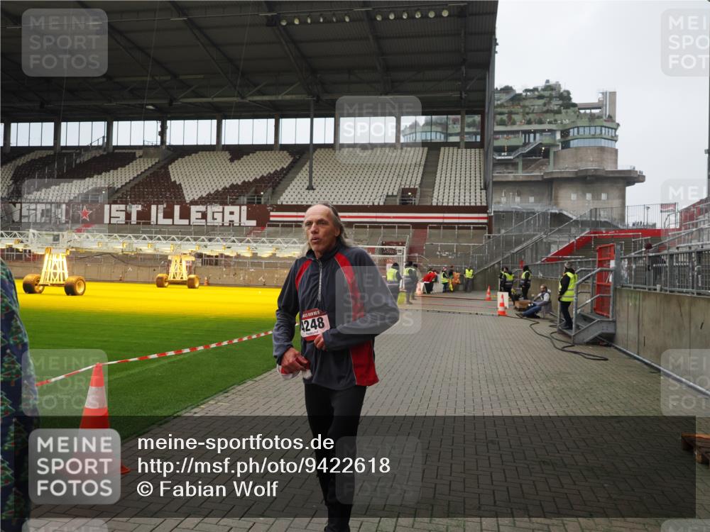 07.12.2025 - St. Pauli X-Mass-Run No. 15 Fabian Wolf http://msf.ph/oto/9422618 07.12.2025 11:53:27 Ziel 524, 4248 meine-sportfotos.de