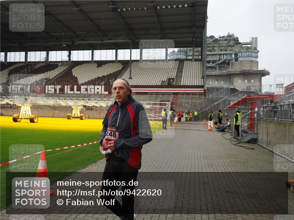 07.12.2025 - St. Pauli X-Mass-Run No. 15 Fabian Wolf http://msf.ph/oto/9422620 07.12.2025 11:53:28 Ziel 524, 4248 meine-sportfotos.de