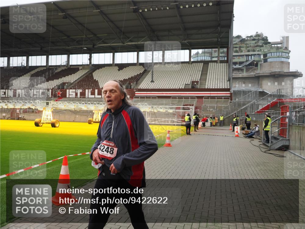 07.12.2025 - St. Pauli X-Mass-Run No. 15 Fabian Wolf http://msf.ph/oto/9422622 07.12.2025 11:53:28 Ziel 524, 4248 meine-sportfotos.de