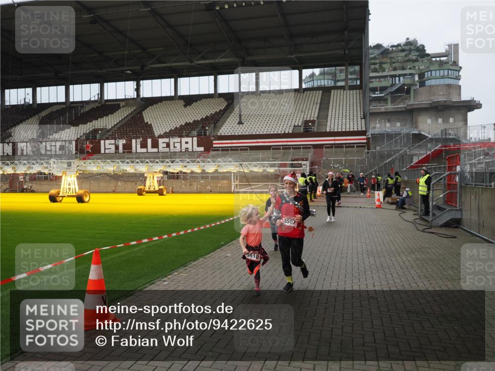 07.12.2025 - St. Pauli X-Mass-Run No. 15 Fabian Wolf http://msf.ph/oto/9422625 07.12.2025 11:53:52 Ziel 283, 287, 3249, 3507, 3510 meine-sportfotos.de