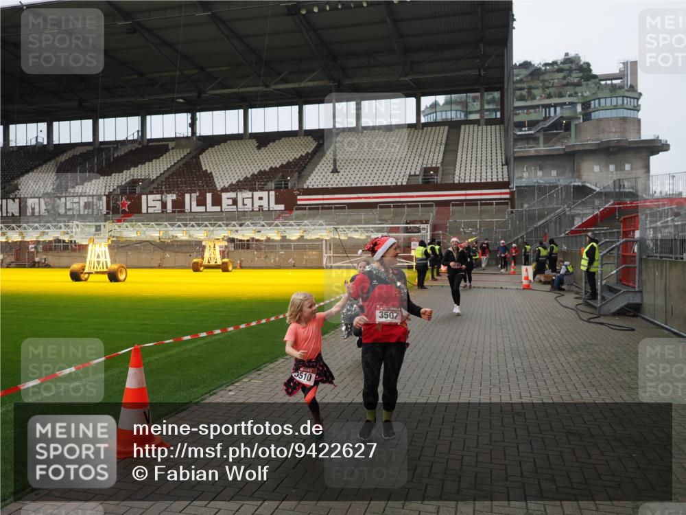 07.12.2025 - St. Pauli X-Mass-Run No. 15 Fabian Wolf http://msf.ph/oto/9422627 07.12.2025 11:53:52 Ziel 283, 287, 3249, 3507, 3510 meine-sportfotos.de
