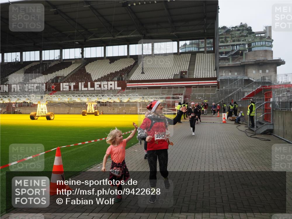 07.12.2025 - St. Pauli X-Mass-Run No. 15 Fabian Wolf http://msf.ph/oto/9422628 07.12.2025 11:53:53 Ziel 283, 287, 3249, 3507, 3510 meine-sportfotos.de