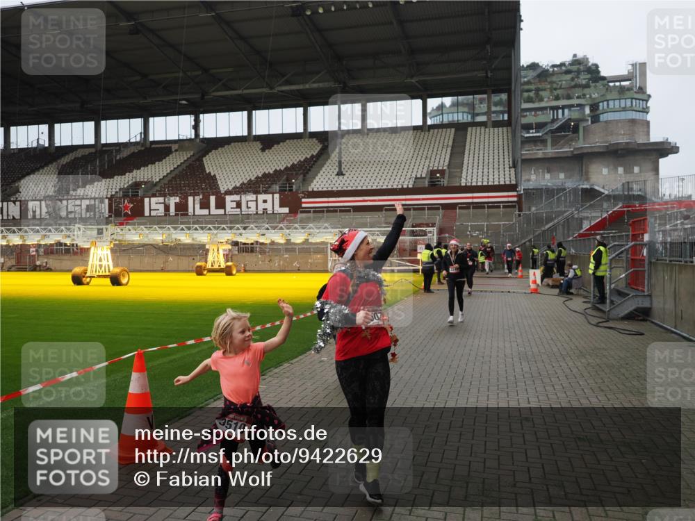 07.12.2025 - St. Pauli X-Mass-Run No. 15 Fabian Wolf http://msf.ph/oto/9422629 07.12.2025 11:53:53 Ziel 283, 287, 3249, 3507, 3510 meine-sportfotos.de