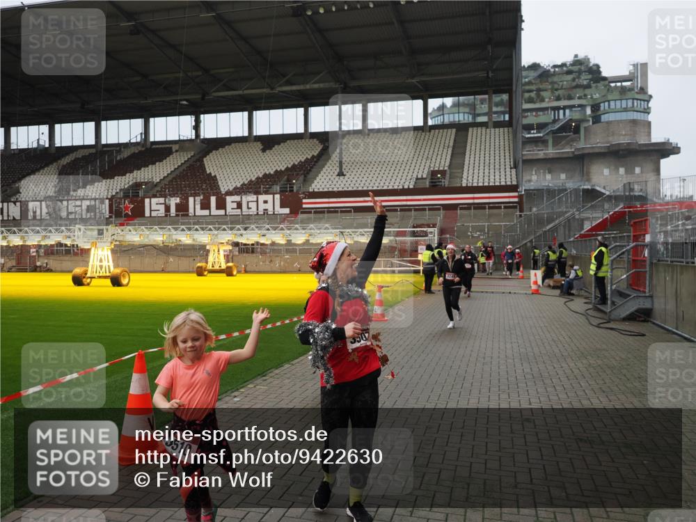 07.12.2025 - St. Pauli X-Mass-Run No. 15 Fabian Wolf http://msf.ph/oto/9422630 07.12.2025 11:53:53 Ziel 283, 287, 3249, 3507, 3510 meine-sportfotos.de