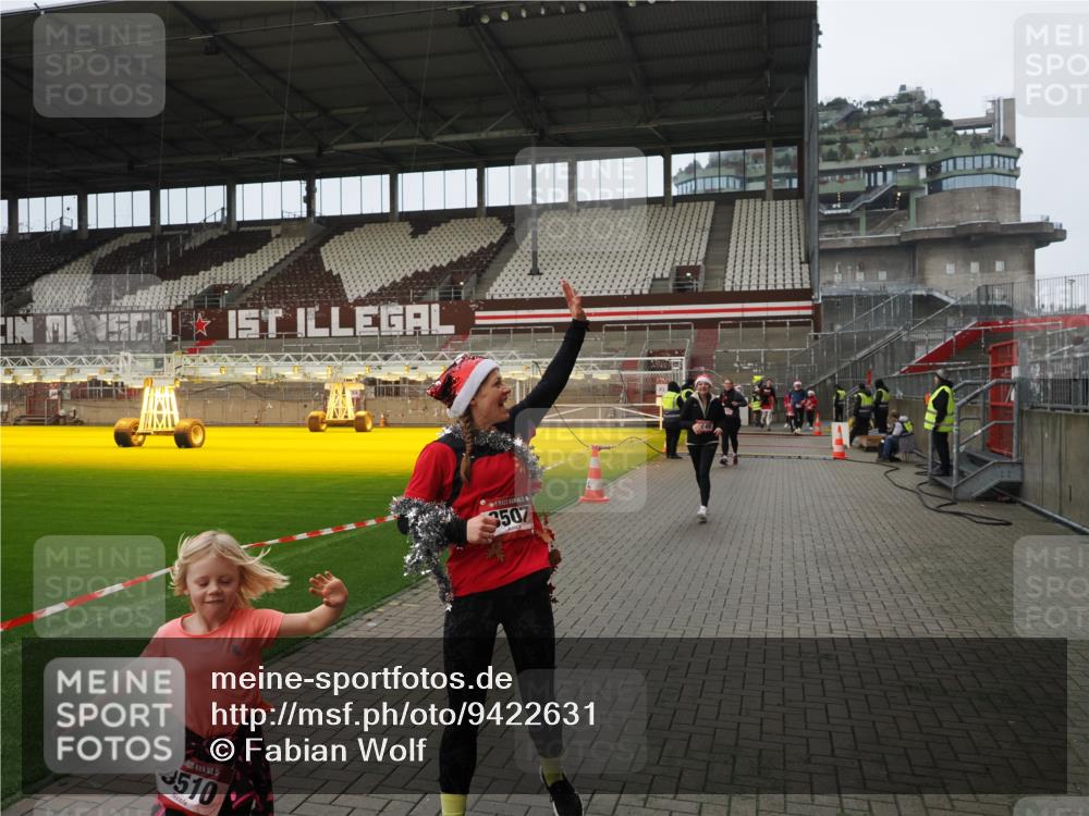 07.12.2025 - St. Pauli X-Mass-Run No. 15 Fabian Wolf http://msf.ph/oto/9422631 07.12.2025 11:53:53 Ziel 283, 287, 3249, 3507, 3510 meine-sportfotos.de