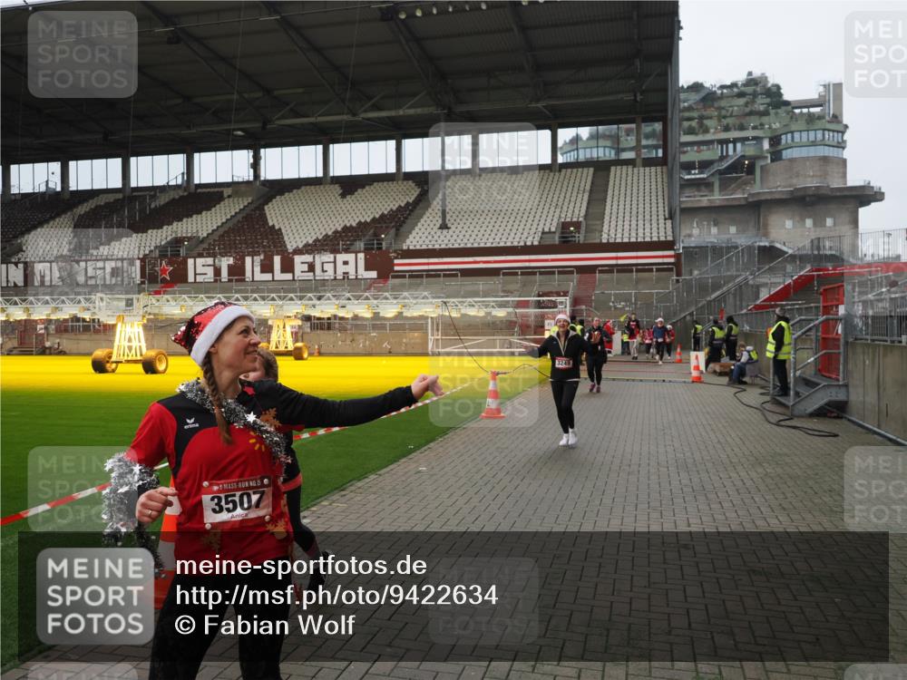 07.12.2025 - St. Pauli X-Mass-Run No. 15 Fabian Wolf http://msf.ph/oto/9422634 07.12.2025 11:53:54 Ziel 283, 287, 3249, 3507, 3510 meine-sportfotos.de