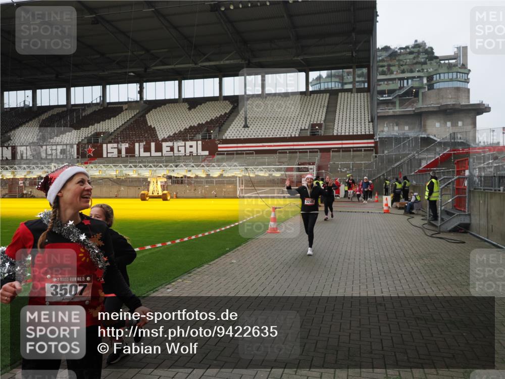 07.12.2025 - St. Pauli X-Mass-Run No. 15 Fabian Wolf http://msf.ph/oto/9422635 07.12.2025 11:53:54 Ziel 283, 287, 3249, 3507, 3510 meine-sportfotos.de