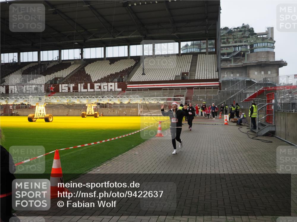 07.12.2025 - St. Pauli X-Mass-Run No. 15 Fabian Wolf http://msf.ph/oto/9422637 07.12.2025 11:53:54 Ziel 283, 287, 3249, 3507, 3510 meine-sportfotos.de