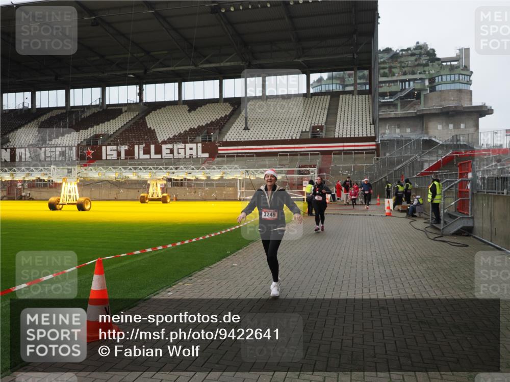 07.12.2025 - St. Pauli X-Mass-Run No. 15 Fabian Wolf http://msf.ph/oto/9422641 07.12.2025 11:53:55 Ziel 283, 287, 2625, 3249, 3507, 3510 meine-sportfotos.de