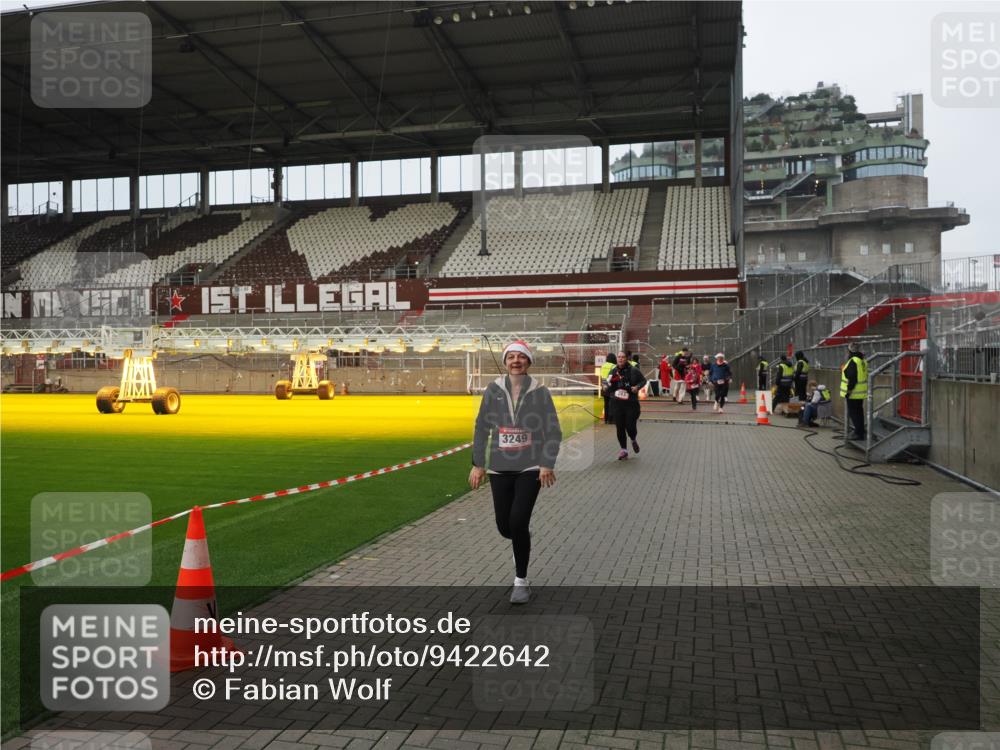 07.12.2025 - St. Pauli X-Mass-Run No. 15 Fabian Wolf http://msf.ph/oto/9422642 07.12.2025 11:53:56 Ziel 283, 287, 2229, 2625, 2629, 3249, 3507, 3510 meine-sportfotos.de