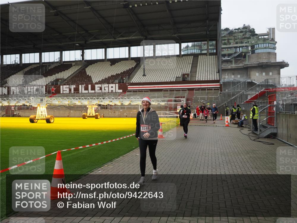 07.12.2025 - St. Pauli X-Mass-Run No. 15 Fabian Wolf http://msf.ph/oto/9422643 07.12.2025 11:53:56 Ziel 283, 287, 2229, 2625, 2629, 3249, 3507, 3510 meine-sportfotos.de