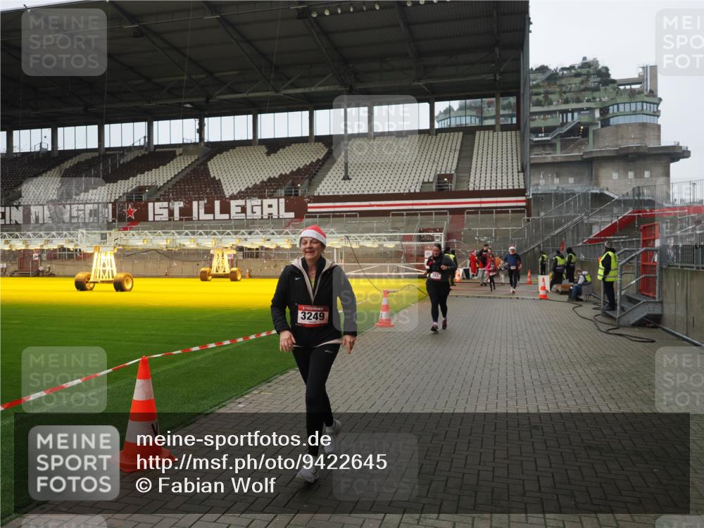 07.12.2025 - St. Pauli X-Mass-Run No. 15 Fabian Wolf http://msf.ph/oto/9422645 07.12.2025 11:53:56 Ziel 283, 287, 2229, 2625, 2629, 3249, 3507, 3510 meine-sportfotos.de