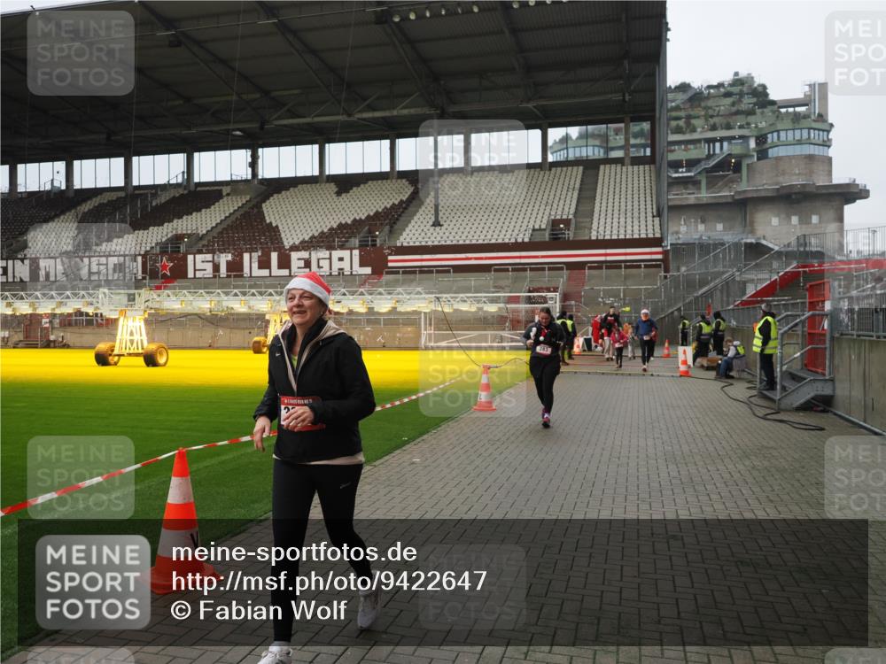 07.12.2025 - St. Pauli X-Mass-Run No. 15 Fabian Wolf http://msf.ph/oto/9422647 07.12.2025 11:53:57 Ziel 283, 287, 2229, 2625, 2626, 2629, 2759, 3249, 3507, 3510 meine-sportfotos.de