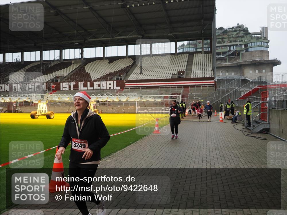 07.12.2025 - St. Pauli X-Mass-Run No. 15 Fabian Wolf http://msf.ph/oto/9422648 07.12.2025 11:53:57 Ziel 283, 287, 2229, 2625, 2626, 2629, 2759, 3249, 3507, 3510 meine-sportfotos.de