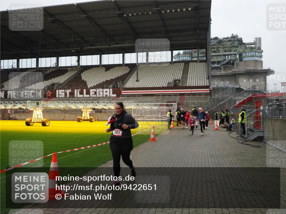 07.12.2025 - St. Pauli X-Mass-Run No. 15 Fabian Wolf http://msf.ph/oto/9422651 07.12.2025 11:53:59 Ziel 283, 287, 2229, 2625, 2626, 2629, 2759, 3249, 3418, 3507, 3510 meine-sportfotos.de