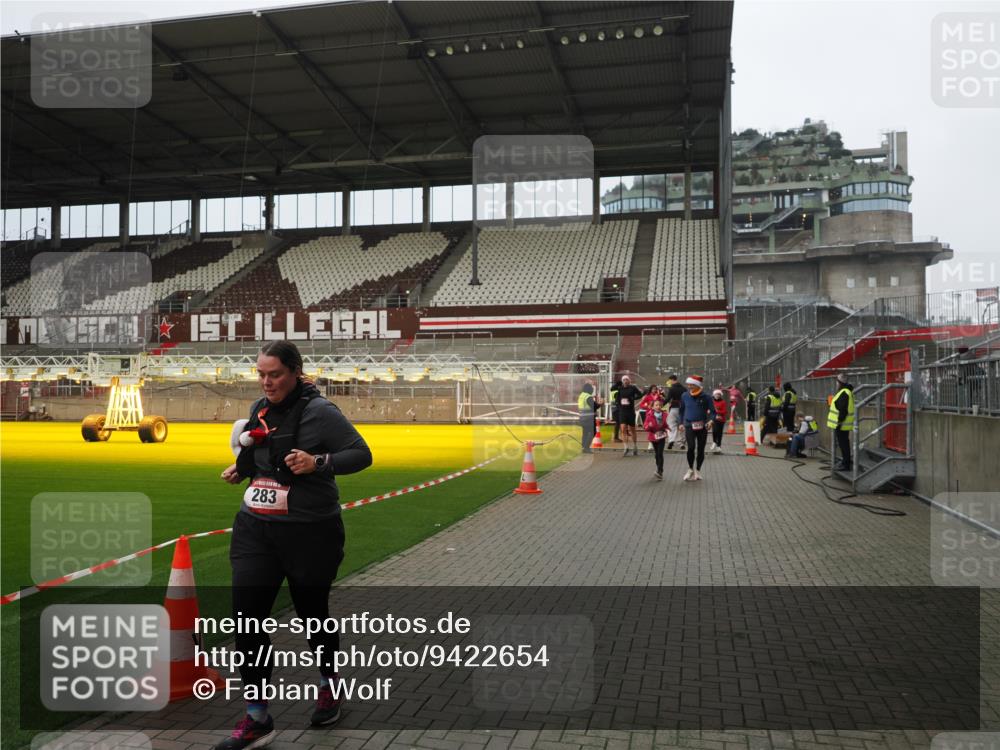 07.12.2025 - St. Pauli X-Mass-Run No. 15 Fabian Wolf http://msf.ph/oto/9422654 07.12.2025 11:54:00 Ziel 283, 287, 2229, 2625, 2626, 2629, 2759, 3249, 3418, 3507, 3510 meine-sportfotos.de