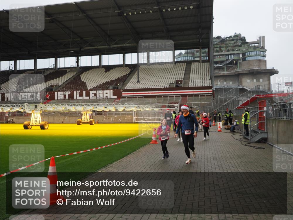 07.12.2025 - St. Pauli X-Mass-Run No. 15 Fabian Wolf http://msf.ph/oto/9422656 07.12.2025 11:54:02 Ziel 283, 287, 2229, 2625, 2626, 2629, 2759, 3031, 3249, 3418, 3507, 3510 meine-sportfotos.de