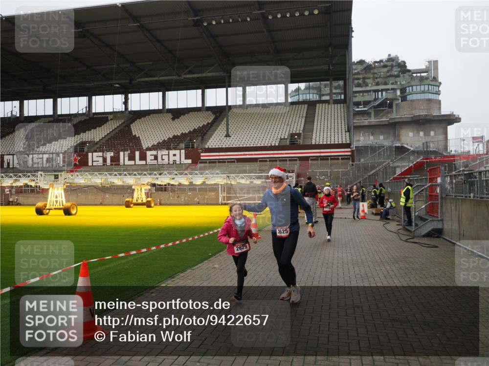 07.12.2025 - St. Pauli X-Mass-Run No. 15 Fabian Wolf http://msf.ph/oto/9422657 07.12.2025 11:54:03 Ziel 283, 287, 2229, 2625, 2626, 2629, 2759, 3031, 3249, 3418, 3507, 3510 meine-sportfotos.de