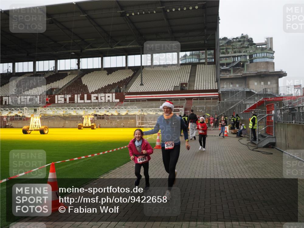 07.12.2025 - St. Pauli X-Mass-Run No. 15 Fabian Wolf http://msf.ph/oto/9422658 07.12.2025 11:54:03 Ziel 283, 287, 2229, 2625, 2626, 2629, 2759, 3031, 3249, 3418, 3507, 3510 meine-sportfotos.de