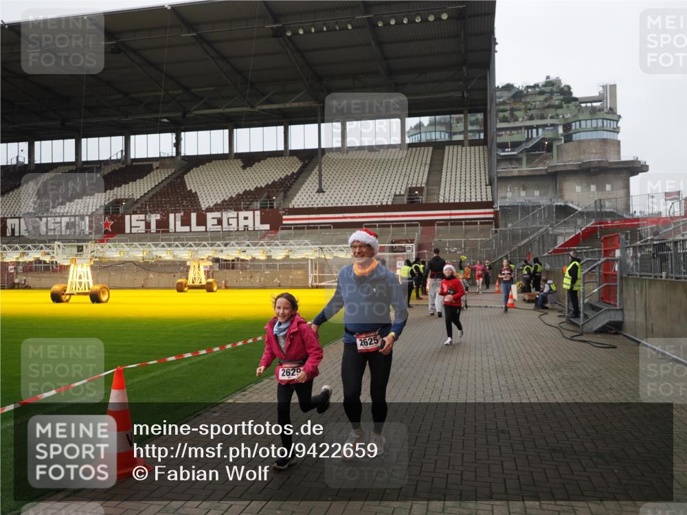 07.12.2025 - St. Pauli X-Mass-Run No. 15 Fabian Wolf http://msf.ph/oto/9422659 07.12.2025 11:54:04 Ziel 283, 287, 2229, 2625, 2626, 2629, 2759, 3031, 3249, 3418, 3507, 3510 meine-sportfotos.de