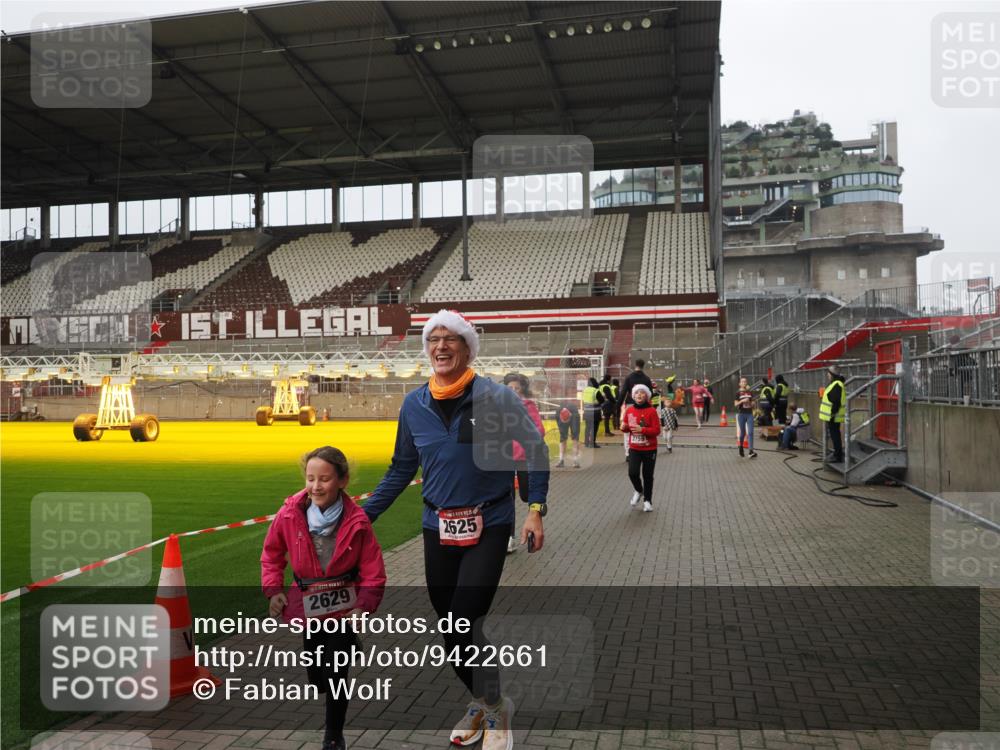 07.12.2025 - St. Pauli X-Mass-Run No. 15 Fabian Wolf http://msf.ph/oto/9422661 07.12.2025 11:54:04 Ziel 283, 287, 2229, 2625, 2626, 2629, 2759, 3031, 3249, 3418, 3507, 3510 meine-sportfotos.de