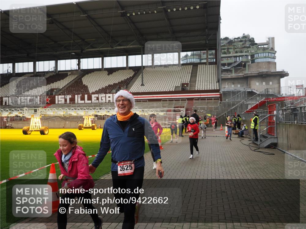 07.12.2025 - St. Pauli X-Mass-Run No. 15 Fabian Wolf http://msf.ph/oto/9422662 07.12.2025 11:54:04 Ziel 283, 287, 2229, 2625, 2626, 2629, 2759, 3031, 3249, 3418, 3507, 3510 meine-sportfotos.de