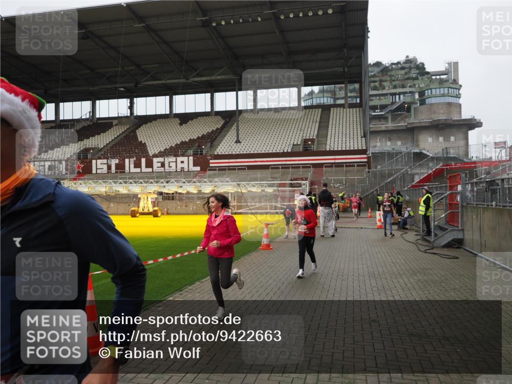 07.12.2025 - St. Pauli X-Mass-Run No. 15 Fabian Wolf http://msf.ph/oto/9422663 07.12.2025 11:54:05 Ziel 283, 287, 2229, 2625, 2626, 2629, 2759, 2963, 2970, 3031, 3249, 3418, 3507, 3510 meine-sportfotos.de