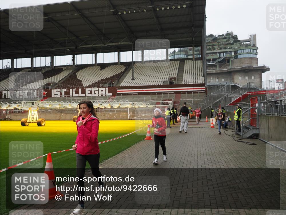 07.12.2025 - St. Pauli X-Mass-Run No. 15 Fabian Wolf http://msf.ph/oto/9422666 07.12.2025 11:54:06 Ziel 283, 287, 2229, 2625, 2626, 2629, 2759, 2963, 2970, 3031, 3249, 3418 meine-sportfotos.de
