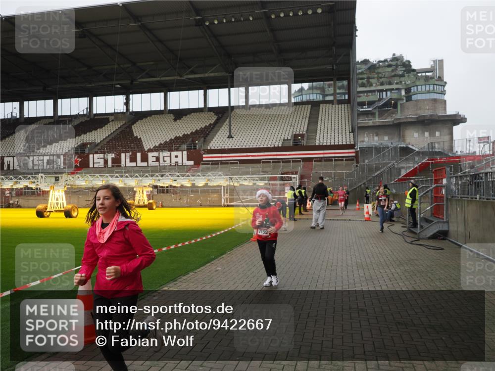 07.12.2025 - St. Pauli X-Mass-Run No. 15 Fabian Wolf http://msf.ph/oto/9422667 07.12.2025 11:54:06 Ziel 283, 287, 2229, 2625, 2626, 2629, 2759, 2963, 2970, 3031, 3249, 3418 meine-sportfotos.de