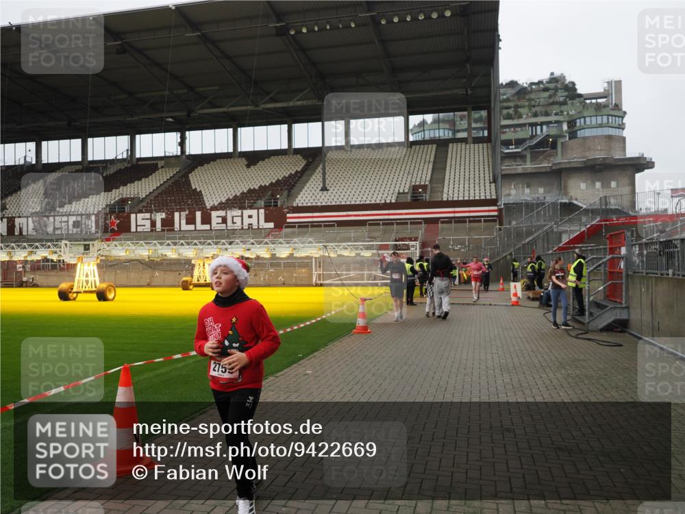 07.12.2025 - St. Pauli X-Mass-Run No. 15 Fabian Wolf http://msf.ph/oto/9422669 07.12.2025 11:54:07 Ziel 283, 2229, 2625, 2626, 2629, 2759, 2963, 2970, 3031, 3249, 3418 meine-sportfotos.de