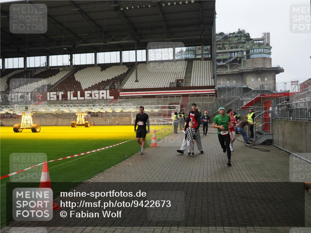 07.12.2025 - St. Pauli X-Mass-Run No. 15 Fabian Wolf http://msf.ph/oto/9422673 07.12.2025 11:54:13 Ziel 2229, 2625, 2626, 2629, 2759, 2963, 2970, 3031, 3247, 3418, 3989 meine-sportfotos.de