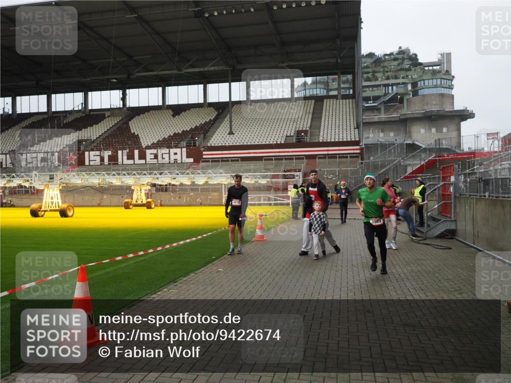 07.12.2025 - St. Pauli X-Mass-Run No. 15 Fabian Wolf http://msf.ph/oto/9422674 07.12.2025 11:54:13 Ziel 2229, 2625, 2626, 2629, 2759, 2963, 2970, 3031, 3247, 3418, 3989 meine-sportfotos.de
