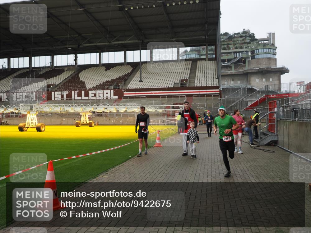 07.12.2025 - St. Pauli X-Mass-Run No. 15 Fabian Wolf http://msf.ph/oto/9422675 07.12.2025 11:54:13 Ziel 2229, 2625, 2626, 2629, 2759, 2963, 2970, 3031, 3247, 3418, 3989 meine-sportfotos.de
