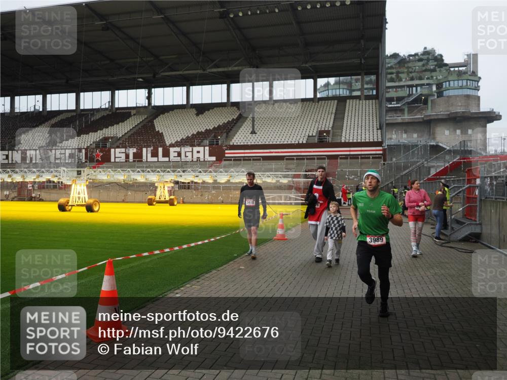 07.12.2025 - St. Pauli X-Mass-Run No. 15 Fabian Wolf http://msf.ph/oto/9422676 07.12.2025 11:54:14 Ziel 2229, 2625, 2626, 2629, 2759, 2963, 2970, 3031, 3247, 3418, 3989 meine-sportfotos.de
