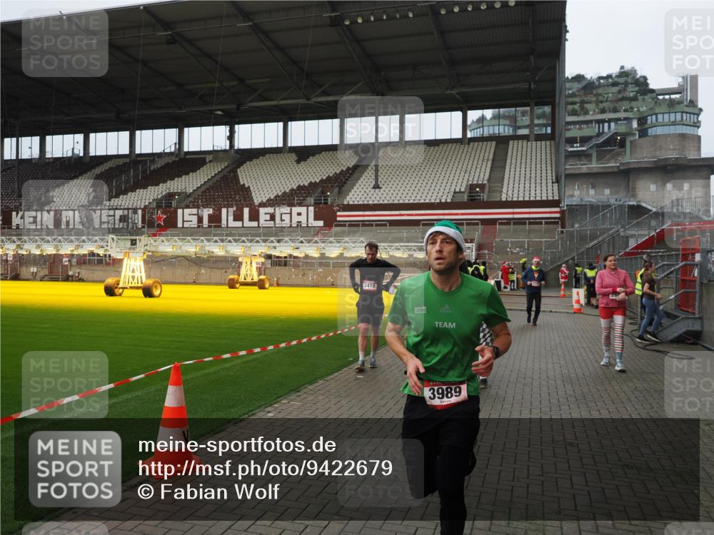 07.12.2025 - St. Pauli X-Mass-Run No. 15 Fabian Wolf http://msf.ph/oto/9422679 07.12.2025 11:54:14 Ziel 2229, 2625, 2626, 2629, 2759, 2963, 2970, 3031, 3247, 3418, 3989 meine-sportfotos.de