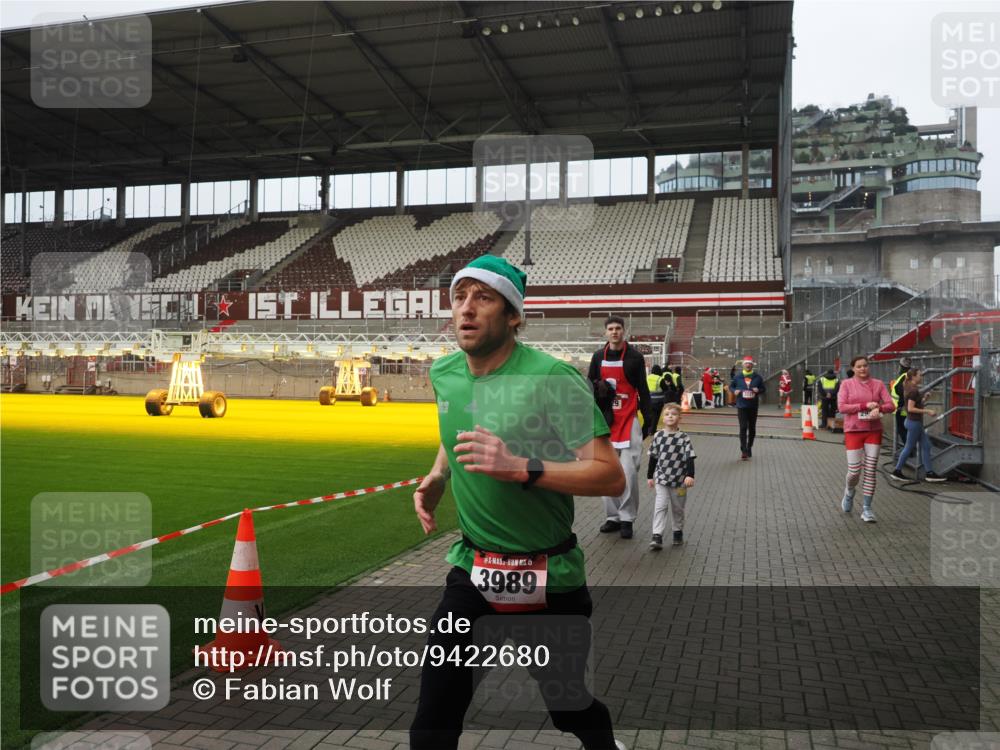 07.12.2025 - St. Pauli X-Mass-Run No. 15 Fabian Wolf http://msf.ph/oto/9422680 07.12.2025 11:54:15 Ziel 2229, 2625, 2626, 2629, 2759, 2963, 2970, 3031, 3247, 3418, 3989 meine-sportfotos.de