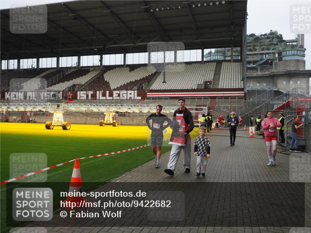 07.12.2025 - St. Pauli X-Mass-Run No. 15 Fabian Wolf http://msf.ph/oto/9422682 07.12.2025 11:54:15 Ziel 2229, 2625, 2626, 2629, 2759, 2963, 2970, 3031, 3247, 3418, 3989 meine-sportfotos.de