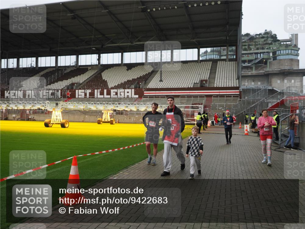 07.12.2025 - St. Pauli X-Mass-Run No. 15 Fabian Wolf http://msf.ph/oto/9422683 07.12.2025 11:54:15 Ziel 2229, 2625, 2626, 2629, 2759, 2963, 2970, 3031, 3247, 3418, 3989 meine-sportfotos.de