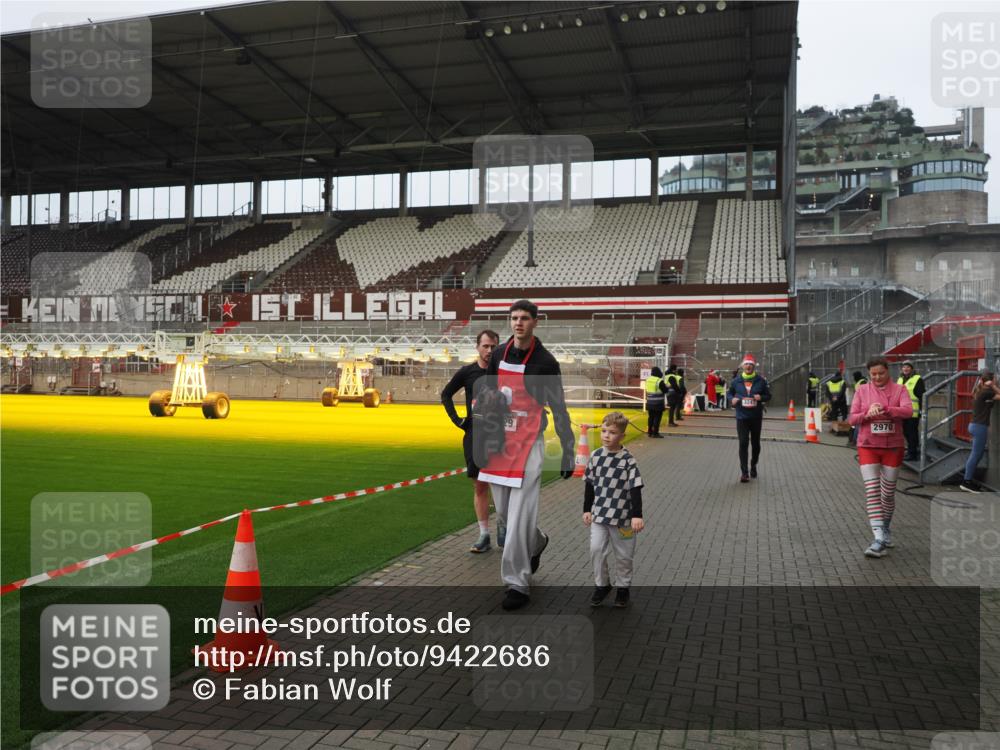07.12.2025 - St. Pauli X-Mass-Run No. 15 Fabian Wolf http://msf.ph/oto/9422686 07.12.2025 11:54:16 Ziel 2229, 2626, 2629, 2759, 2963, 2970, 3031, 3247, 3418, 3989 meine-sportfotos.de