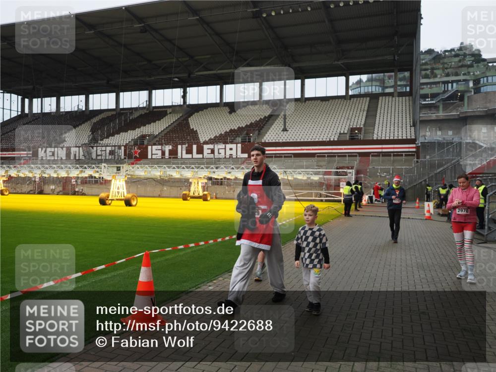 07.12.2025 - St. Pauli X-Mass-Run No. 15 Fabian Wolf http://msf.ph/oto/9422688 07.12.2025 11:54:16 Ziel 2229, 2626, 2629, 2759, 2963, 2970, 3031, 3247, 3418, 3989 meine-sportfotos.de