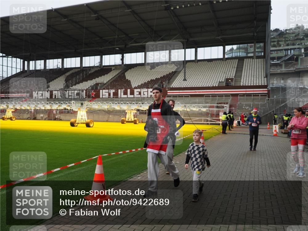 07.12.2025 - St. Pauli X-Mass-Run No. 15 Fabian Wolf http://msf.ph/oto/9422689 07.12.2025 11:54:17 Ziel 2626, 2759, 2963, 2970, 3031, 3247, 3418, 3989 meine-sportfotos.de