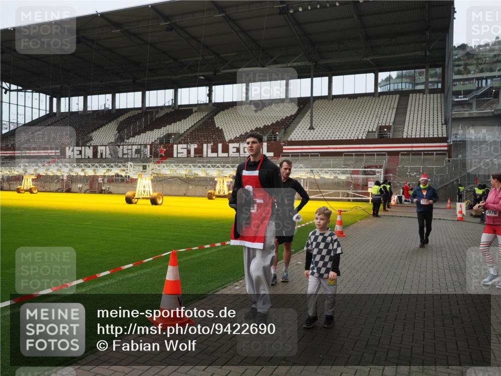 07.12.2025 - St. Pauli X-Mass-Run No. 15 Fabian Wolf http://msf.ph/oto/9422690 07.12.2025 11:54:17 Ziel 2626, 2759, 2963, 2970, 3031, 3247, 3418, 3989 meine-sportfotos.de