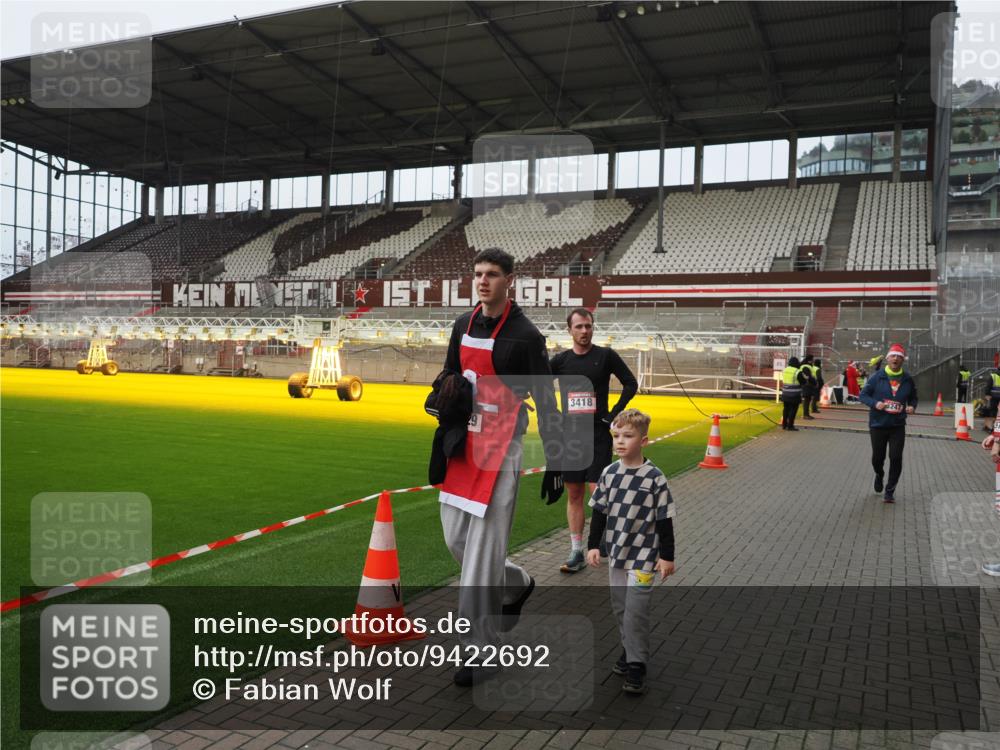 07.12.2025 - St. Pauli X-Mass-Run No. 15 Fabian Wolf http://msf.ph/oto/9422692 07.12.2025 11:54:17 Ziel 2626, 2759, 2963, 2970, 3031, 3247, 3418, 3989 meine-sportfotos.de
